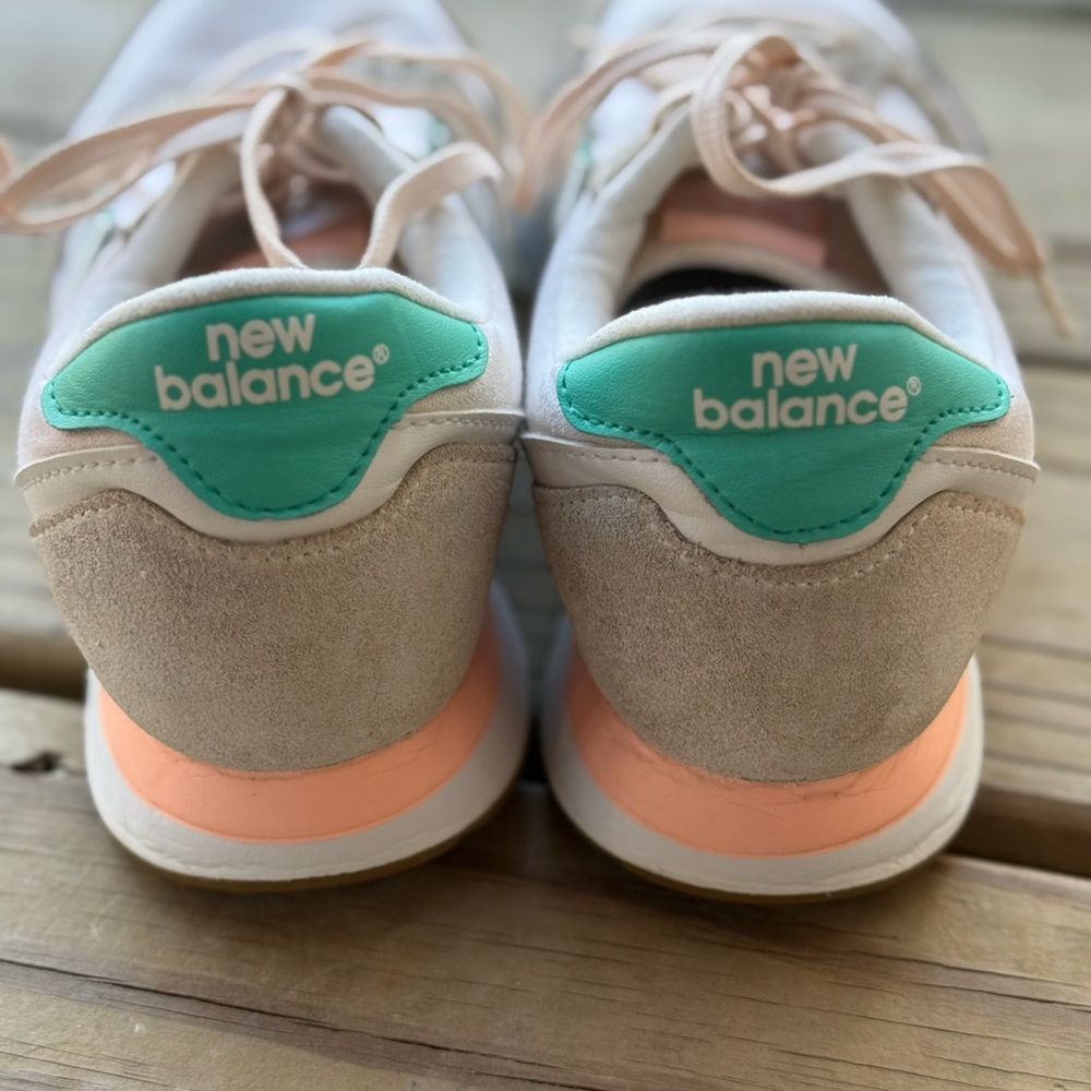 New Balance 311v2 Women’s 10 Athletic Sneakers Teal Peach Highlights WL311TB2 - Picture 5 of 10